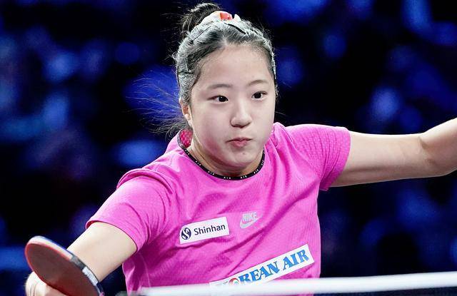 爱游戏体育-排球惊险逆转取胜，粉丝狂欢不已