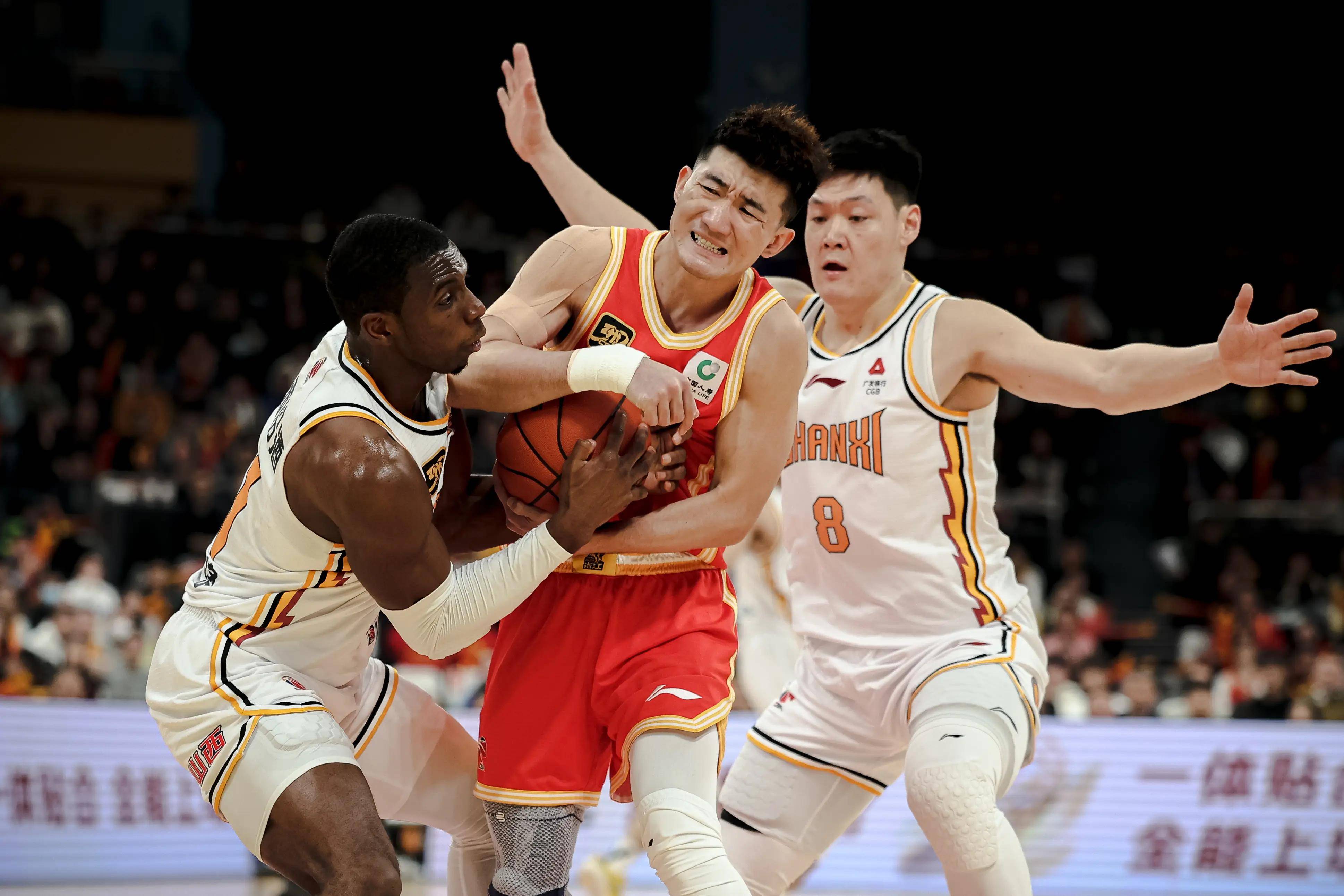 场面火爆！CBA观众席沸腾不已