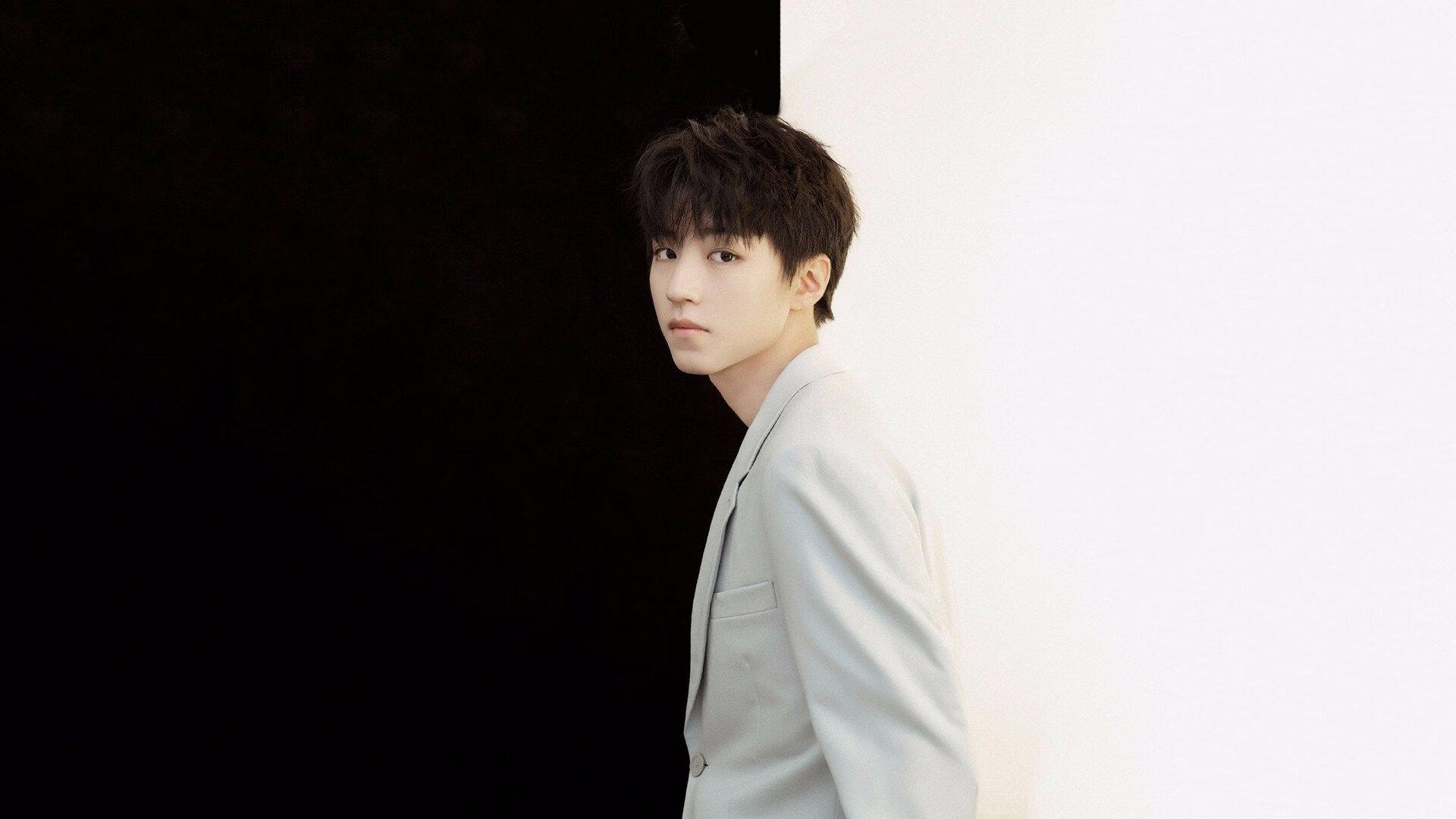 当广东队前锋在世界杯球场投出三分，一场平行时空的史诗平行时空的史诗，2026世界杯球场，我们见证了湖人斩落广东队