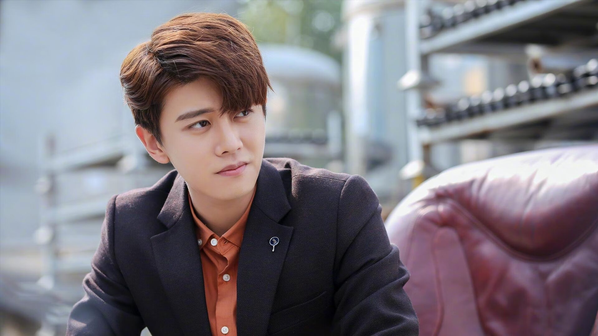 霓虹深渊与引擎轰鸣，阿尔瓦雷斯的午夜救赎